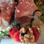 Antipasto di prosciutto e rucola con noci e glassa balsamica, antipasto di classe di cucina toscana