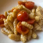 Piatto finito di cavatelli fatti a mano con pomodorini arrostiti