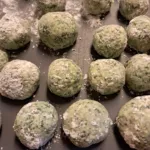 Gnocchi di gnudi crudi di ricotta e spinaci preparati durante una lezione di cucina toscana