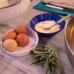 Uova, parmigiano grattugiato e salvia fresca pronti per un ripieno di ravioli in un corso di cucina toscana