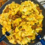 Pappardelle con ragù toscano in una padella, pronte da servire