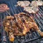 Pollo e maiale alla griglia su un carbone caldo, catering barbecue