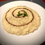Risotto al parmigiano con contorno a spirale di aceto balsamico