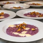 Risotto al radicchio rosso con noci e crema di formaggio, piatto da catering