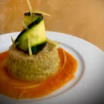 Flan di verdure con rotolo di zucchine in salsa di pomodoro