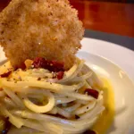 Spaghetti con pancetta e wafer di parmigiano croccante