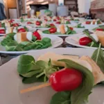 Spiedini di caprese con pomodoro e mozzarella su un tavolo da buffet nel Chianti.