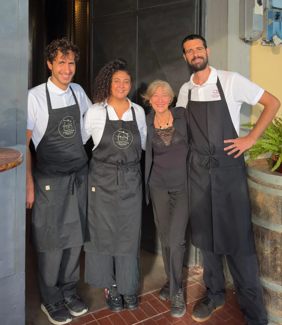 Paola Negri e il team di famiglia di Chianti Cooking Experience all'ingresso della scuola di cucina in Toscana